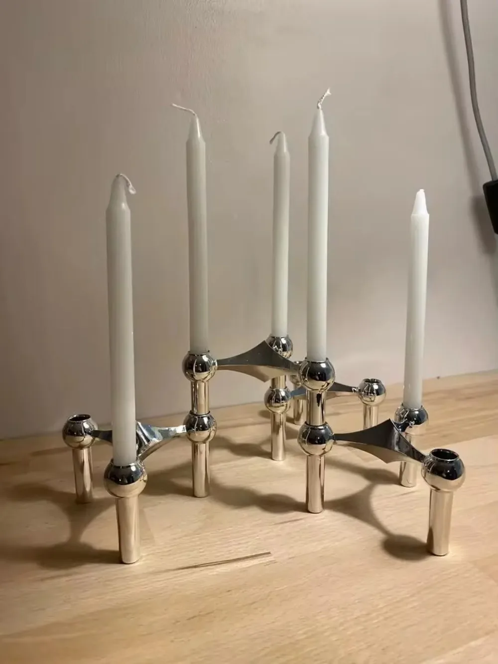 Metalowa struktura molekularna Świecznik Nordic Silver Świecznik Centralny Dekoracja salonu Prezent Home Decore Candelabra