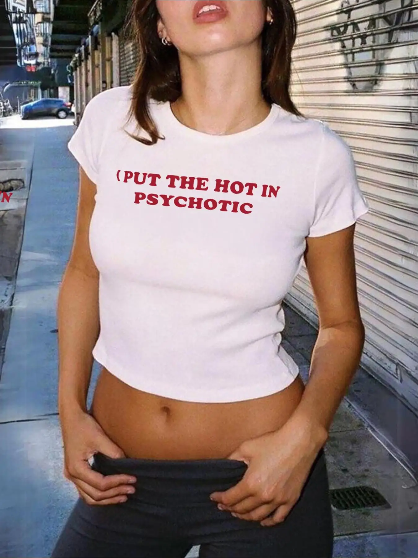 Camiseta Corta Gráfica para Mujer, Color Rojo Intenso, con el Eslogan 'I Put The Hot in Psychotic', Cuello Redondo, Ajustada, Estilo Casual y Urbano