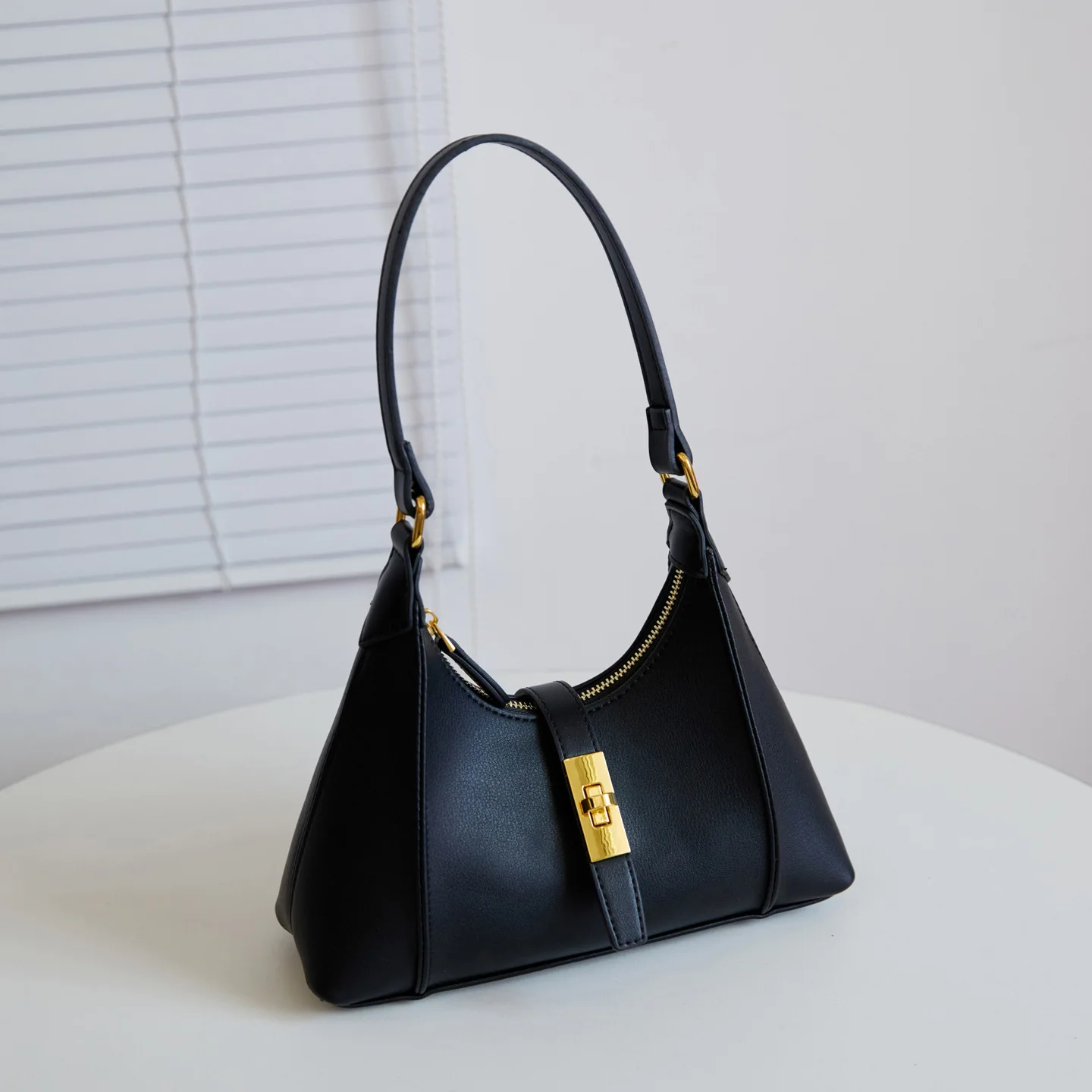 

New 2025 Spacious Dumpling Shoulder Bag for Women Minimalist Shoulder Handheld Purse Fashionable Handbag Gift