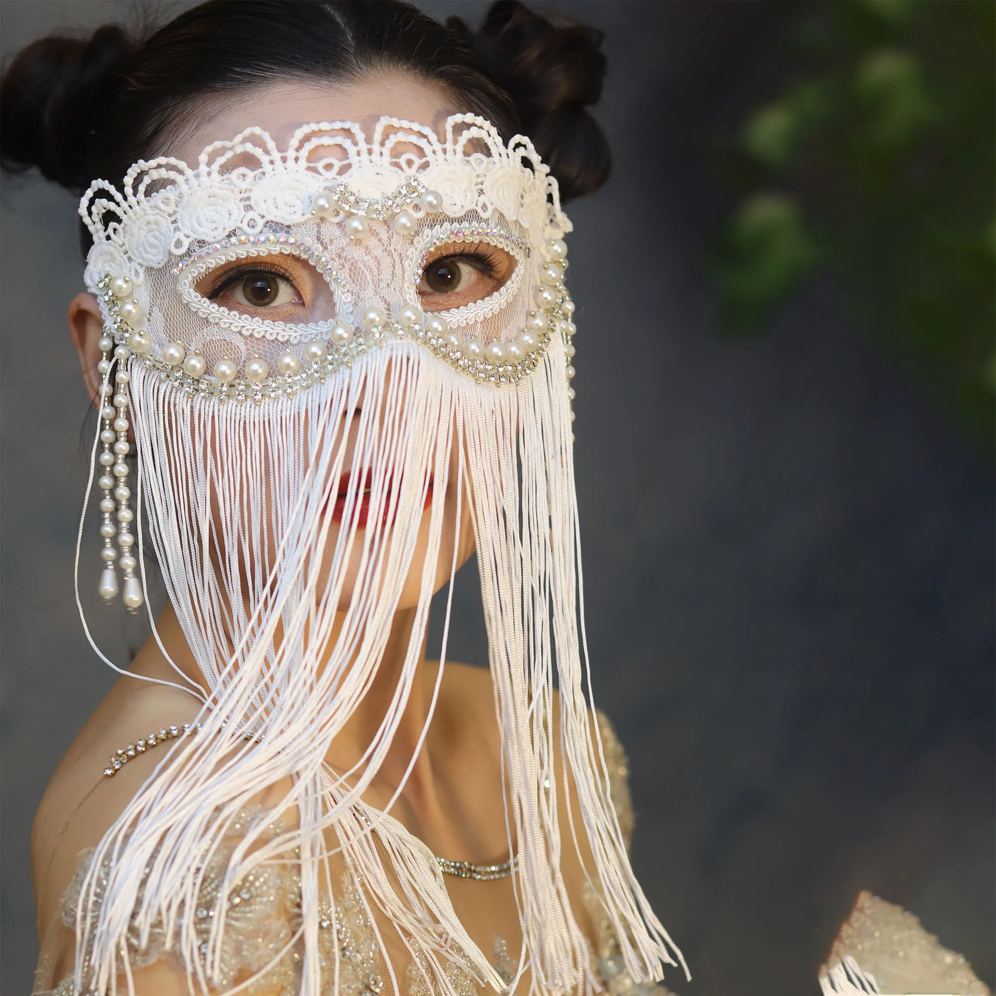 

Маска женская, черно-белая, с цветочным кружевом и жемчужной кисточкой, элегантная, в стиле ретро, загадочная, подходит для аксессуаров для вечеринки на Хэллоуин