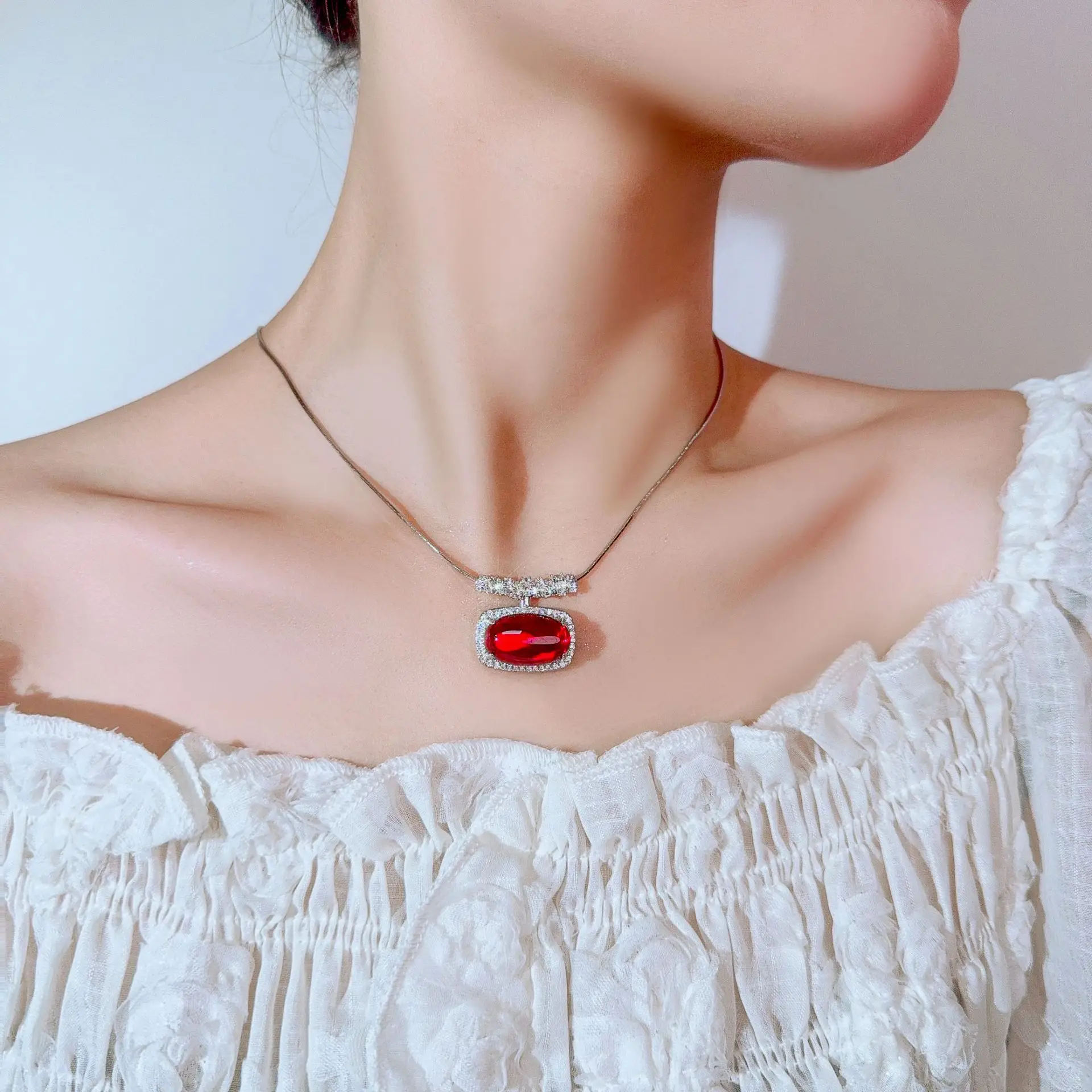

New jewelry collarbone chain jewelry ruby cloisonn é high-end feeling European and American style fashionable light luxury women