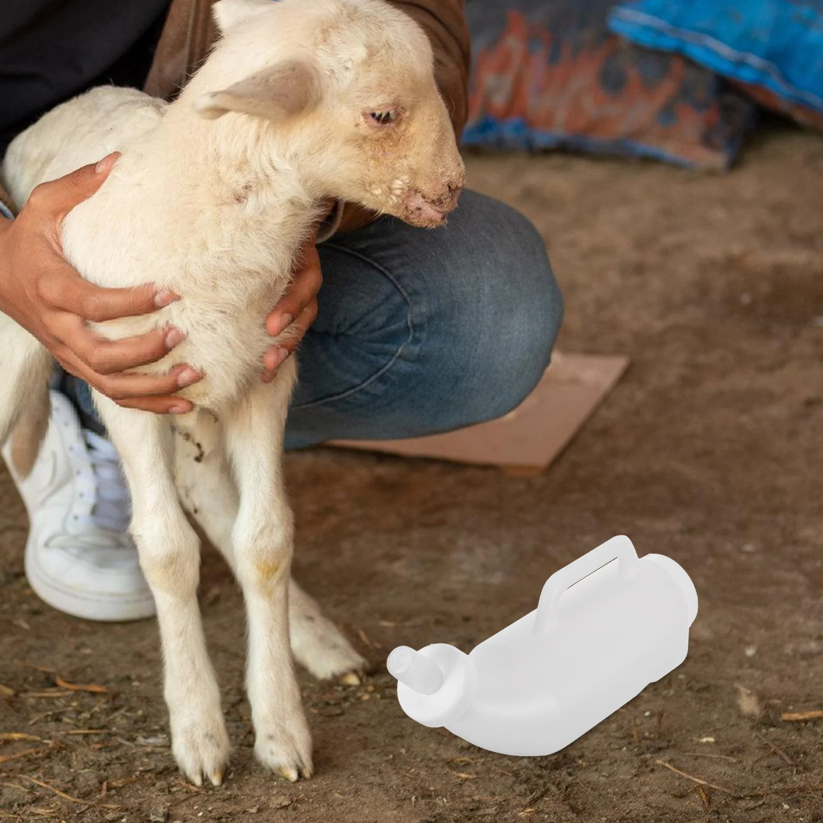 

Animal Feeding Bottle 2L Portable Ergonomic Nursing Feeder Easy Clean Suitable for Newborn Calves Lambs Kittens Puppies Pet