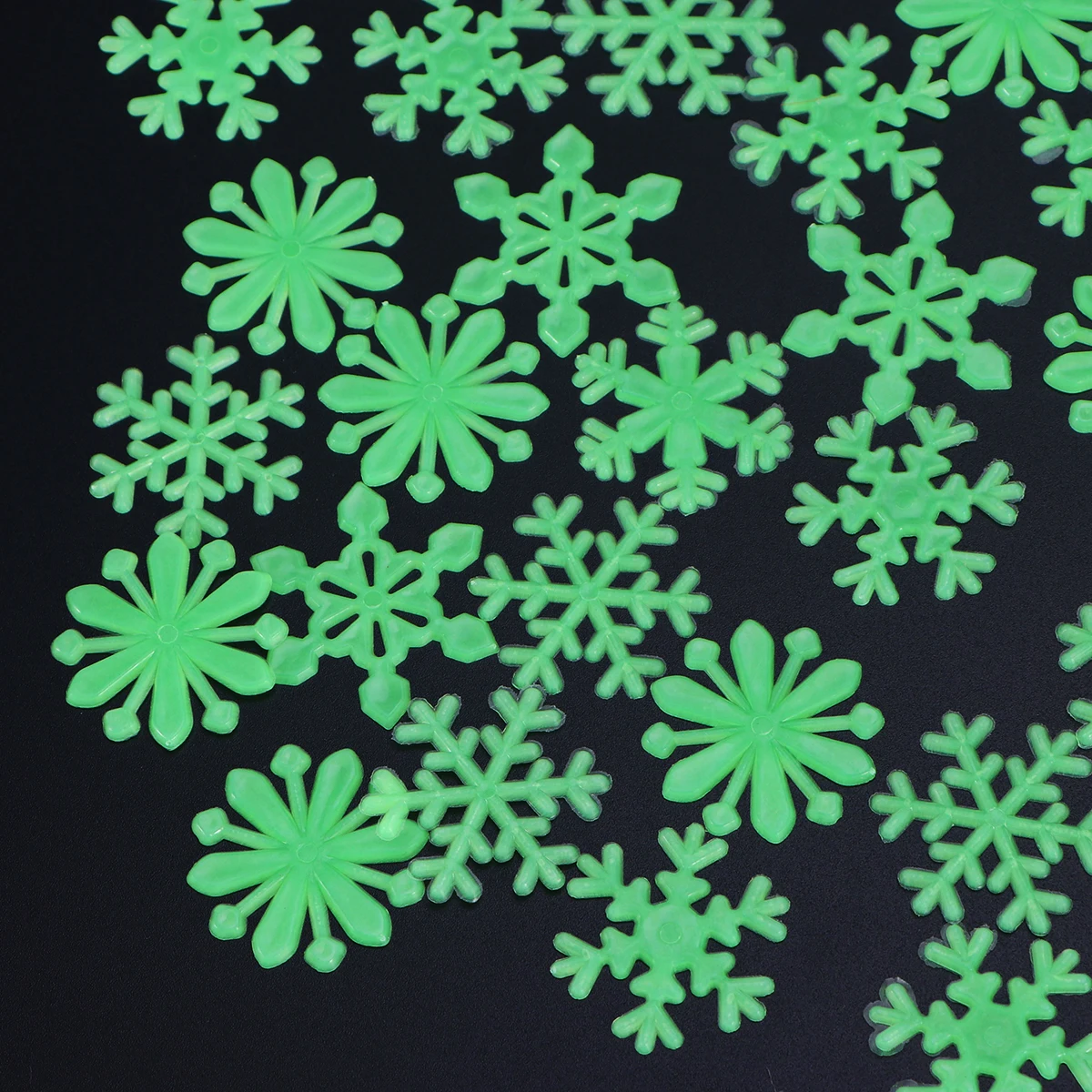 

50Pcs 3D Snowflake Wall Stickers for Bedrooms Glowing Fluorescent Design Ideal Christmas Halloween Home Decor Nursery Room