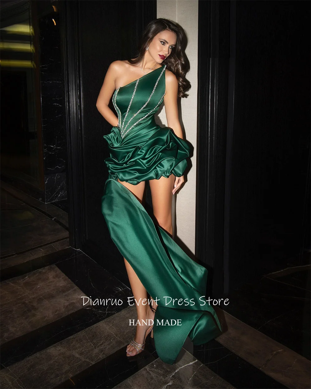 Dianruo ซาตินหนึ่งไหล่ชุดราตรีเหนือเข่าสายชุดวันเกิด Glitter Pleat Lace Up ชุดราตรีอย่างเป็นทางการที่กําหนดเอง