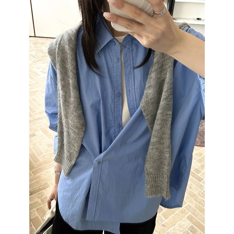 A nova camisa de lapela outono 2025 tem um design solto e mangas compridas, em camadas com um top solto e versátil