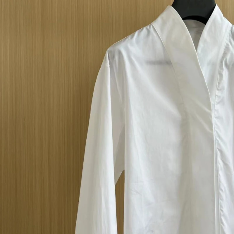Camisa branca de manga comprida com decote em V FWRD Camisa branca minimalista para deslocamento # FWRD0041