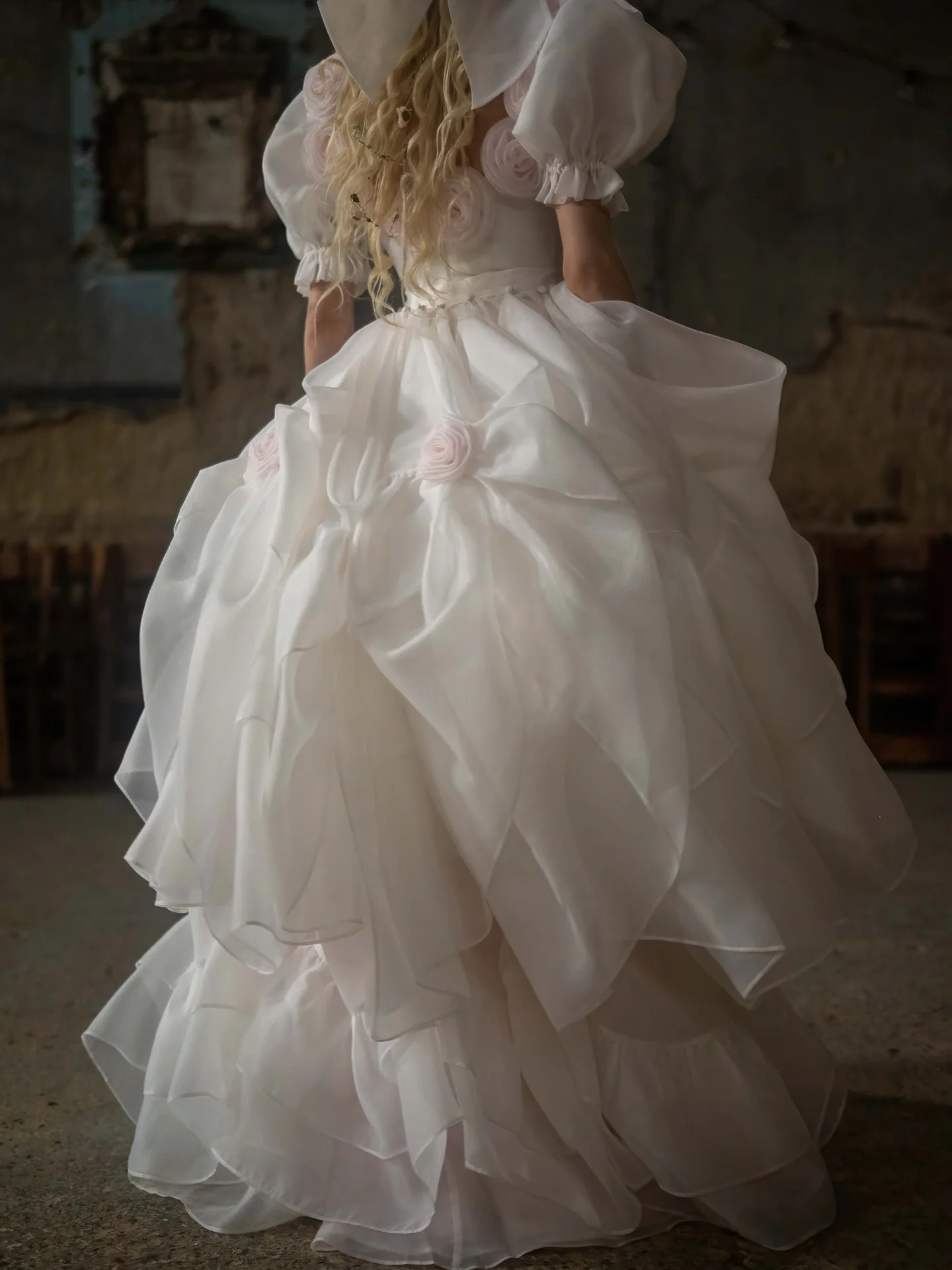 ชุดราตรีออกงานดีไซน์ใหม่ ผ้าตาข่ายลายดอกไม้ แขนพองทรงบับเบิ้ล ผ้าทูลล์ ชุดเจ้าสาวแบบไฮโลว์ แต่งระบาย ชุดงานแต่งงาน