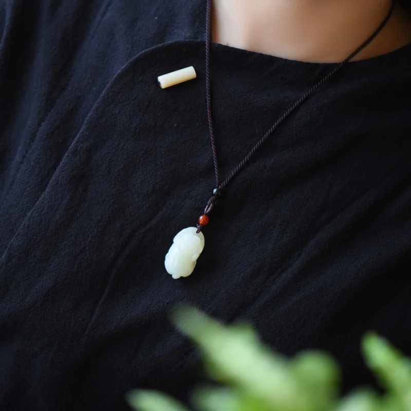 

Подвеска в виде свинки из нефрита Хэтянь премиум-класса