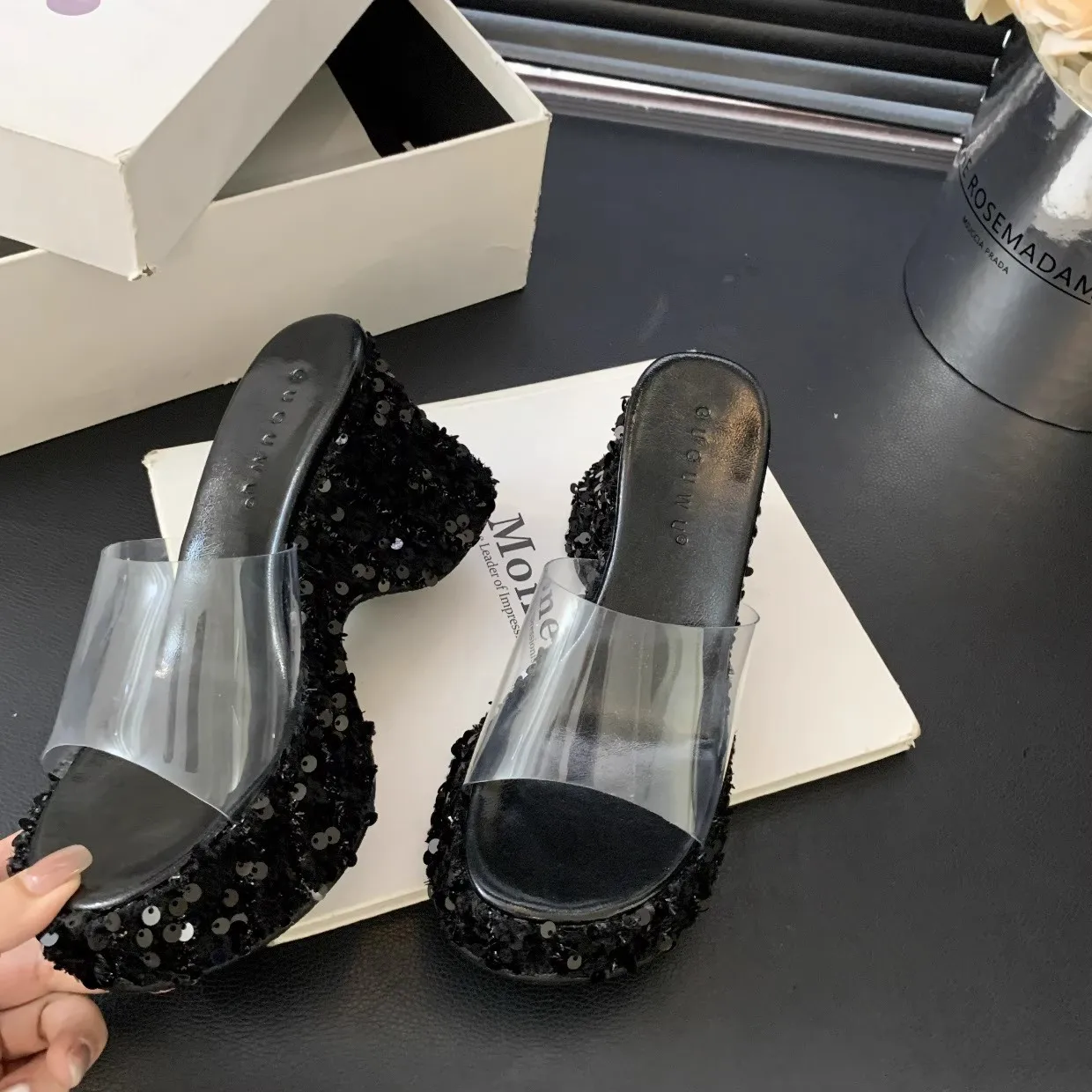 

Летние прозрачные шлепанцы на танкетке для женщин, новые, на толстой подошве, удобные уличные пляжные сандалии, модные шлепанцы