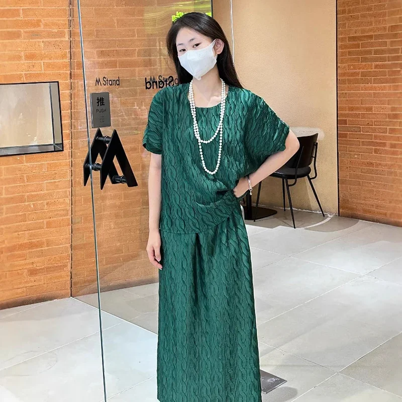 Miyake 2025 verano Color sólido suelto Casual mujer de dos piezas cuello redondo Camiseta de manga corta y traje de falda de medio cuerpo suelto