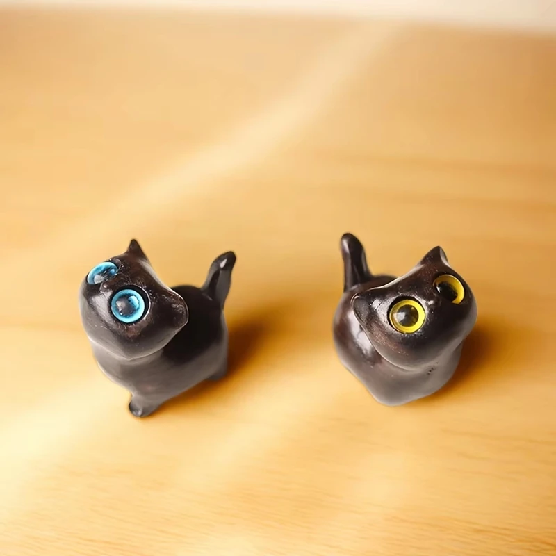 Urocza drewniana figurka kociaka - ręcznie wykonany wystrój kota, drewniana rzeźba Śliczne proste ozdoby kociaka z kreskówek