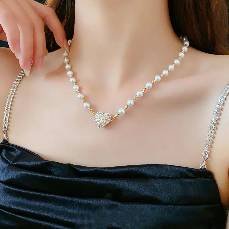 High End Diamond Studded Heart-Shaped Magnetic Pendant Pearl Necklace, Light Luxury and Versatile Temperament Collarbone Chain