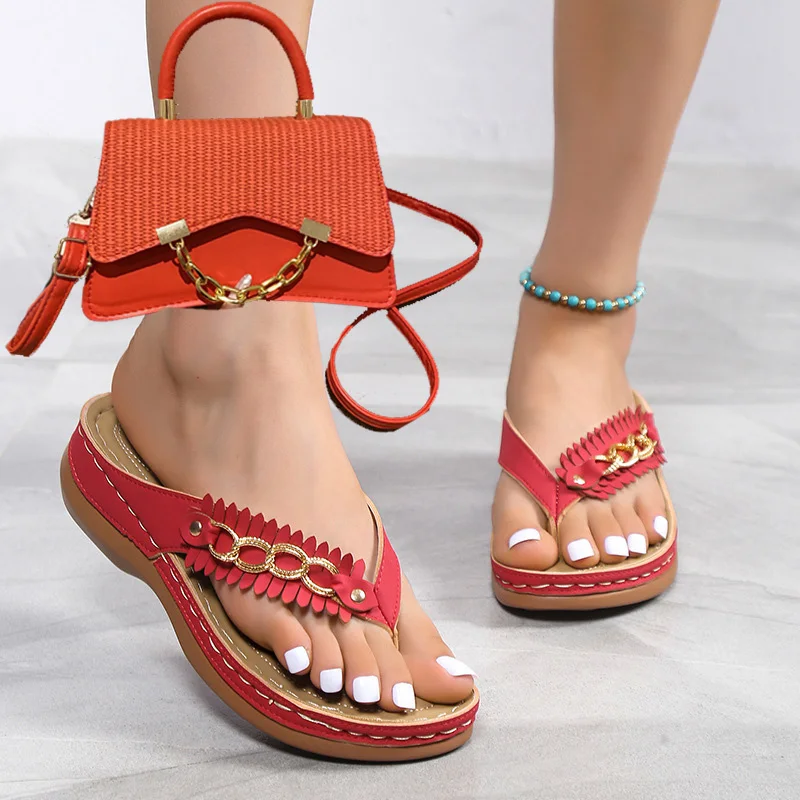 Metal Chain Decorative Beach Slippers Women's Summer New Flat-bottomed Leisure Flip-flops with Chain One-shoulder Small Bag Set view 3