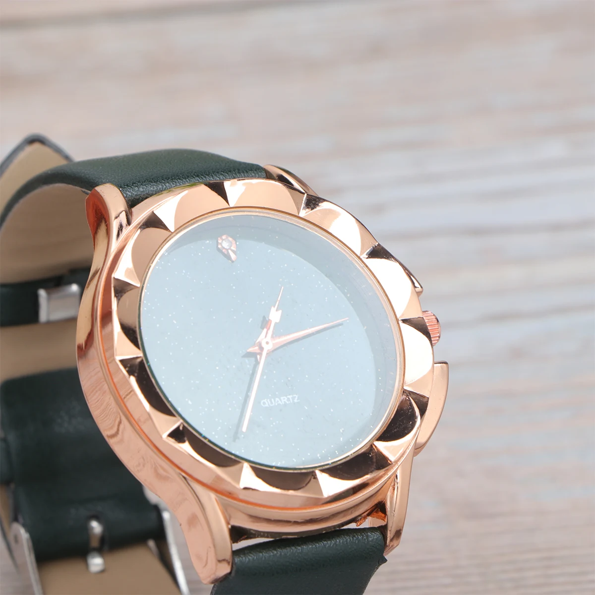 

Женские наручные часы с черным циферблатом, элегантный ремешок, прочные кварцевые часы, модный подарок с подвеской