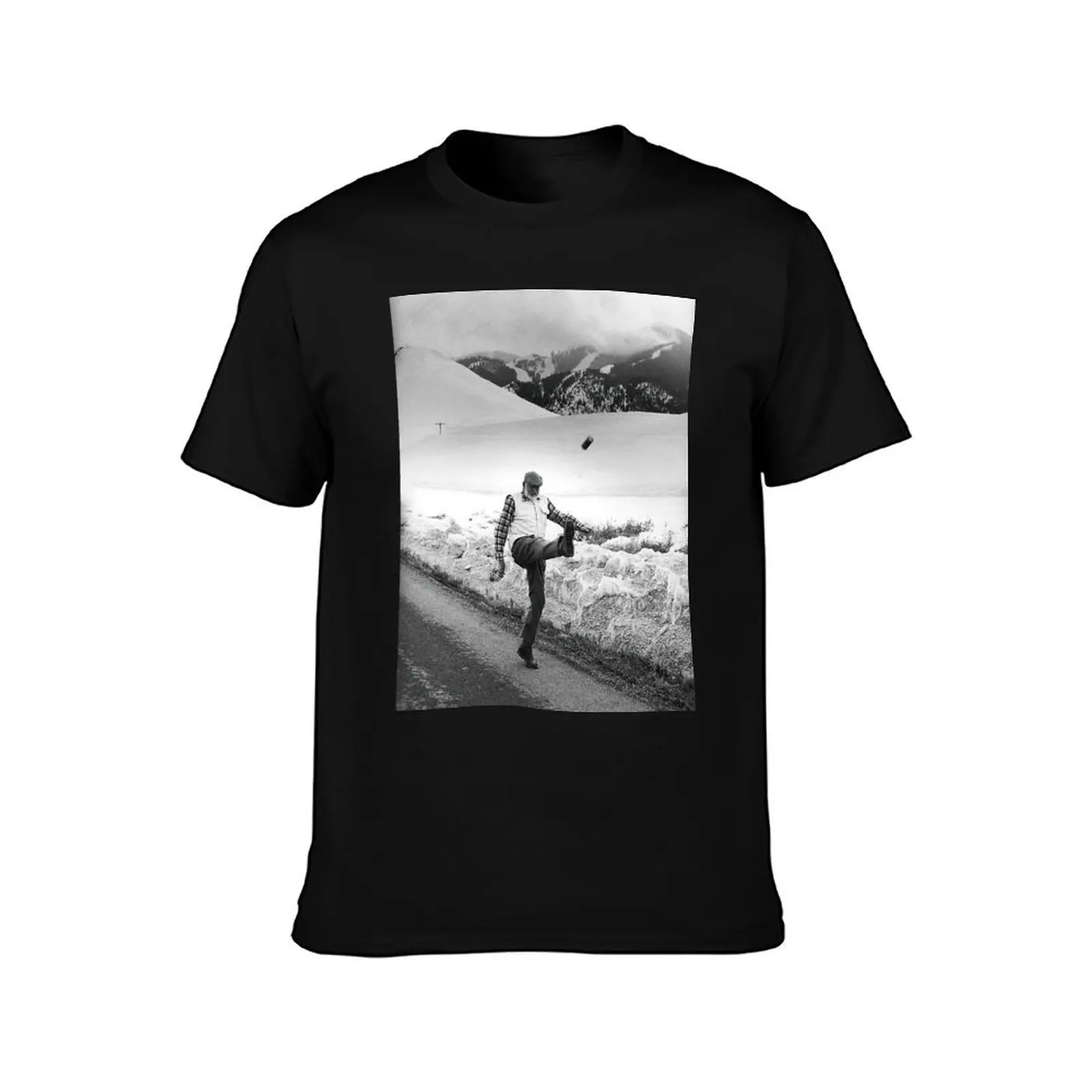 Hemingway Kicking a Can Black and White Vintage Wall Art T-Shirt Summer Casual Cotton Tee Oversized Streetwear Tops