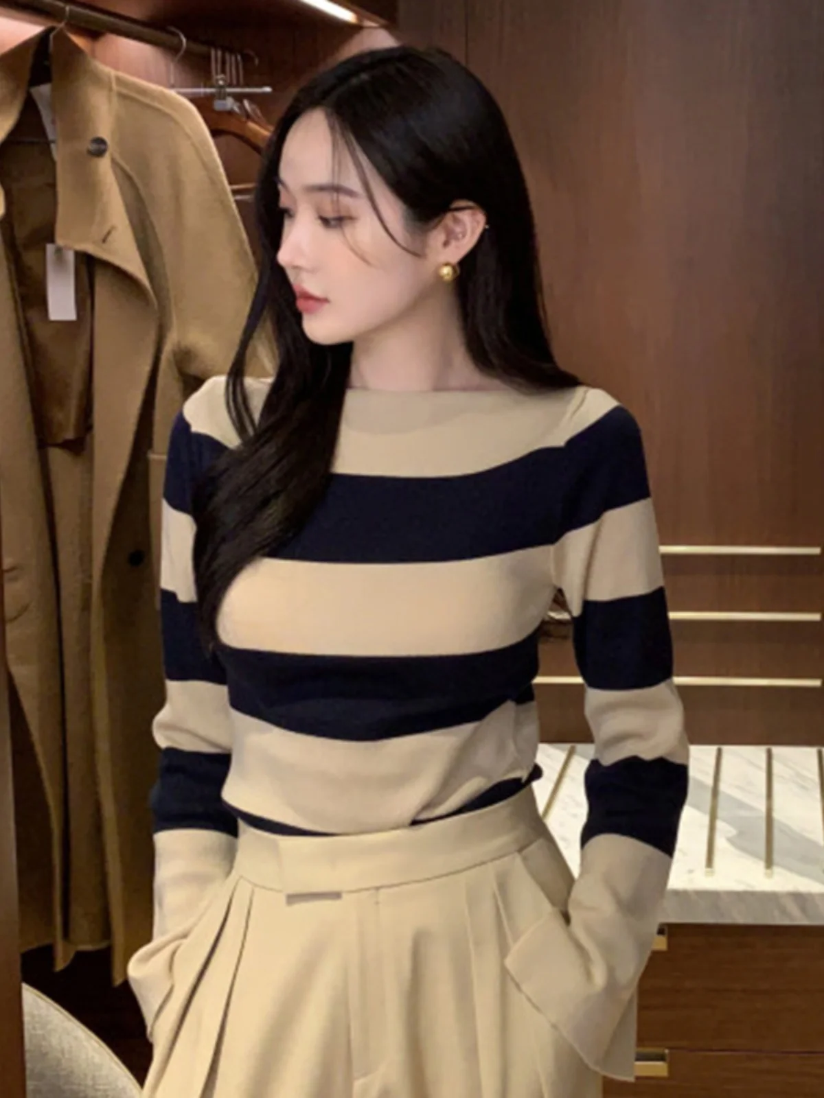 Slim Fit Stripe Design Knit Sweater Chic round Neck Color Block Bell Sleeve Korean Style Long Sleeve Winter Top for Women view 3
