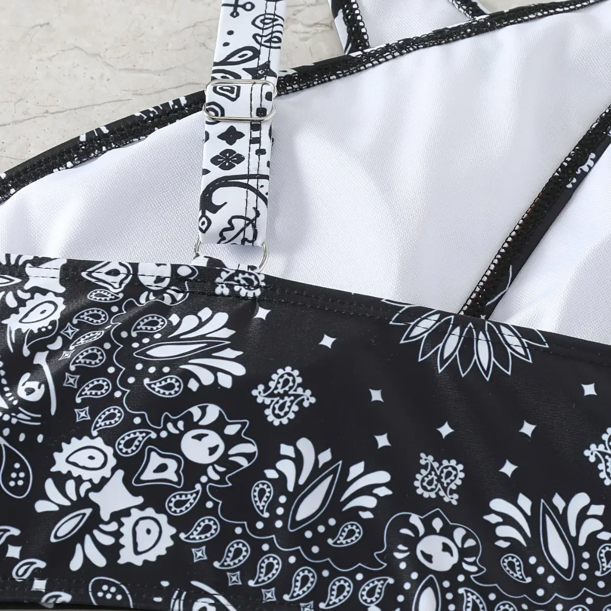 セクシーなビキニ水着女性のビーチ休暇スプリットプリントクロスカバーアップ痩身水着女性モデル参考のみ