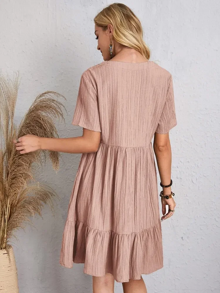 Elegantes Damen-Minikleid mit V-Ausschnitt und kurzen Ärmeln, einfarbig, locker geschnitten, mit Rüschensaum, lässiges Boho-Sommerkleid für den Urlaub am Strand. – Detail 10