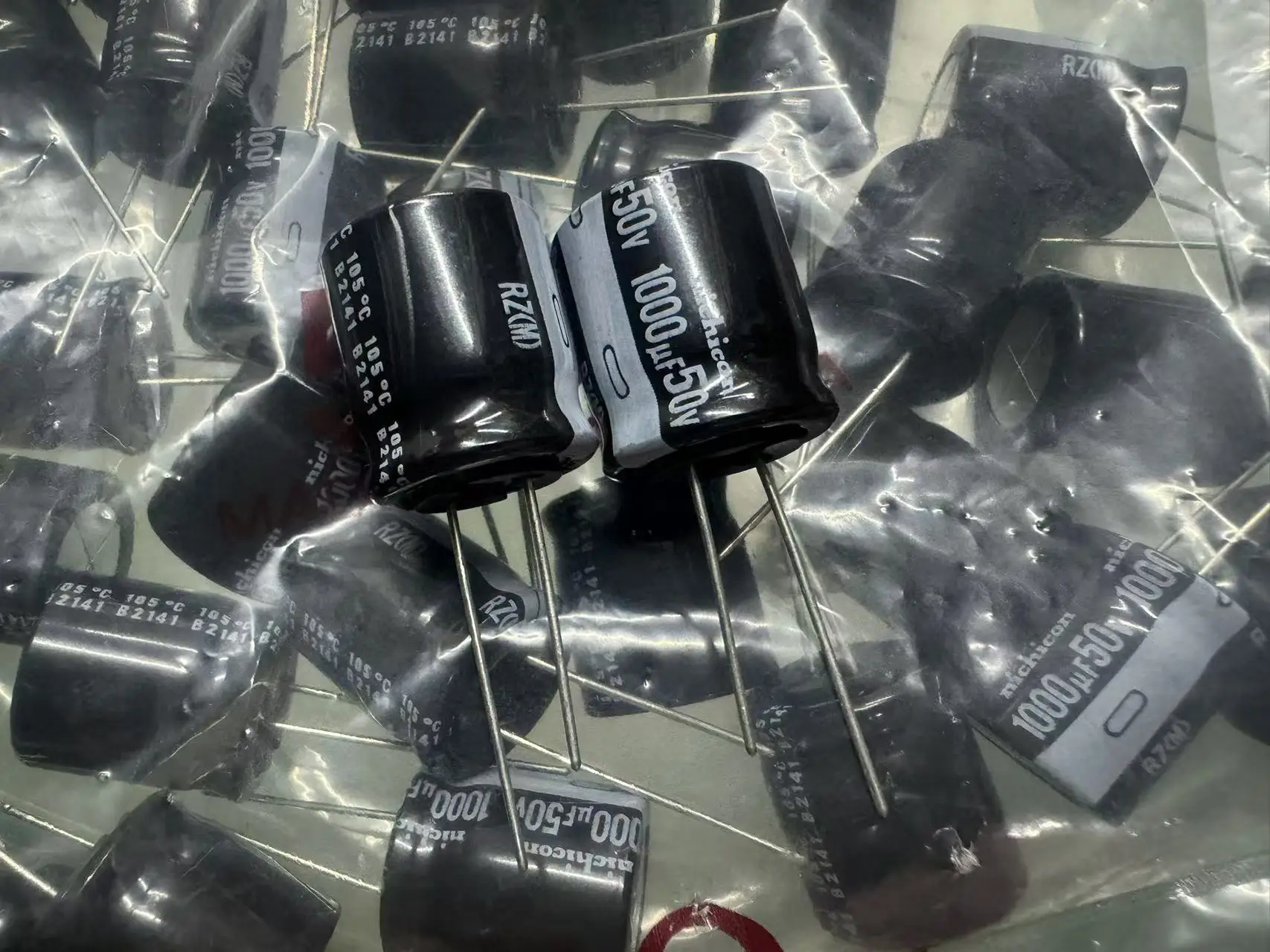 2025 1000 мкФ 50 В серии NICHICON RZ 18x20 мм высокий ток пульсации высокая надежность 50 В 1000 мкФ алюминиевый электролитический конденсатор