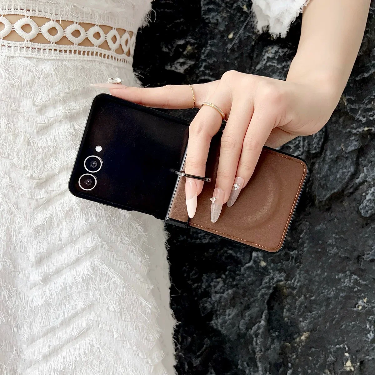 高級ビジネス向けプレーンレザー 磁気Magsafe対応 Samsung Z Flip 7/6/5/4/3用リングブラケット付き保護ケース