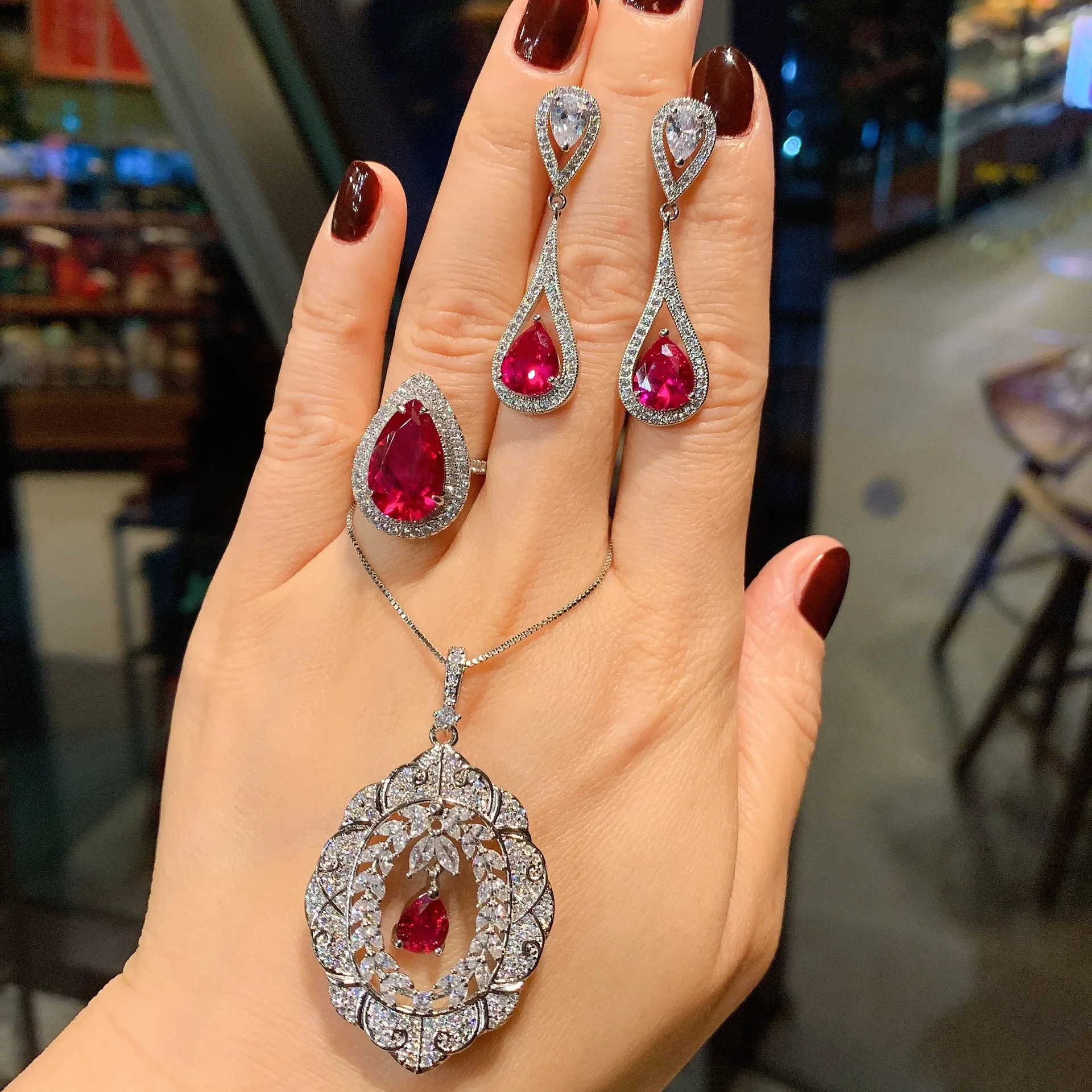 

Retro Luxurious Tassel Earring Female Necklace Ring Set Drop Shaped Ruby Crystal Designer Jewelry Wholesale Charms Party Gift