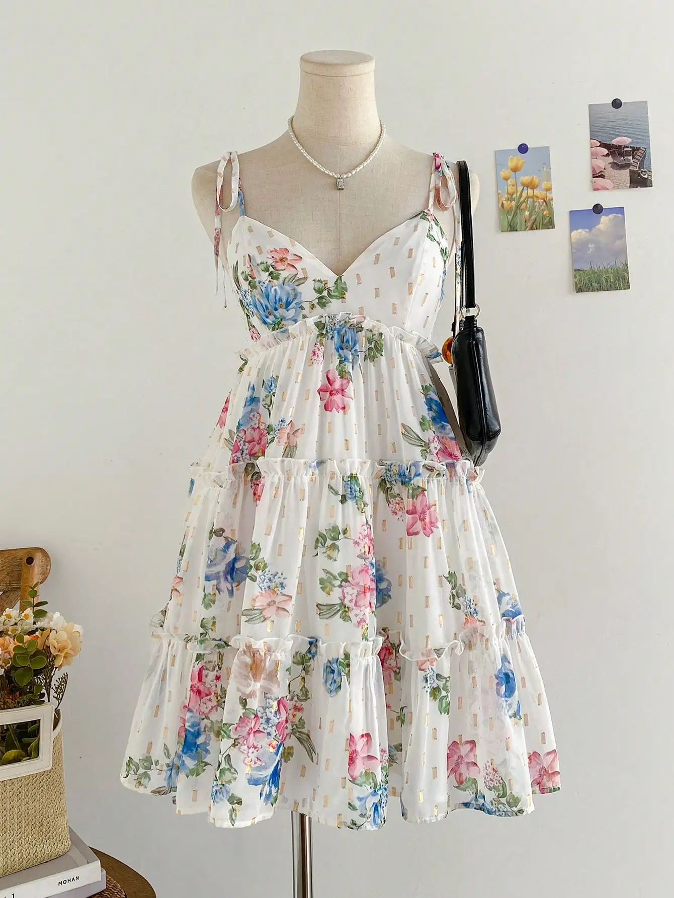 

Мини-платье с цветочным принтом, многоярусными оборками и регулируемыми бретелями