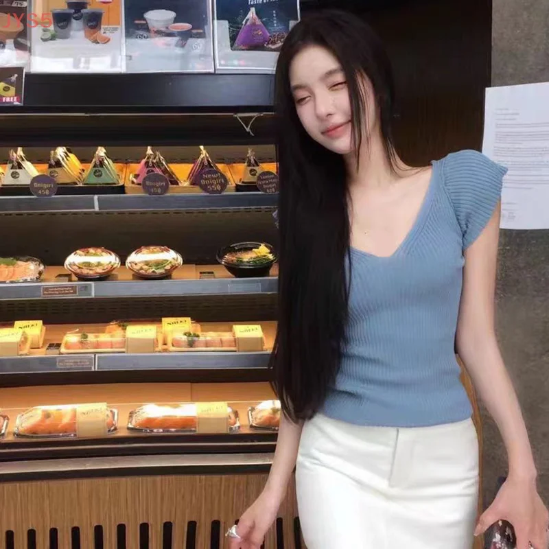 Damska dopasowana koszulka z dekoltem w serek, elastyczna, modna, codzienna, dzianinowa, w jednolitym kolorze.