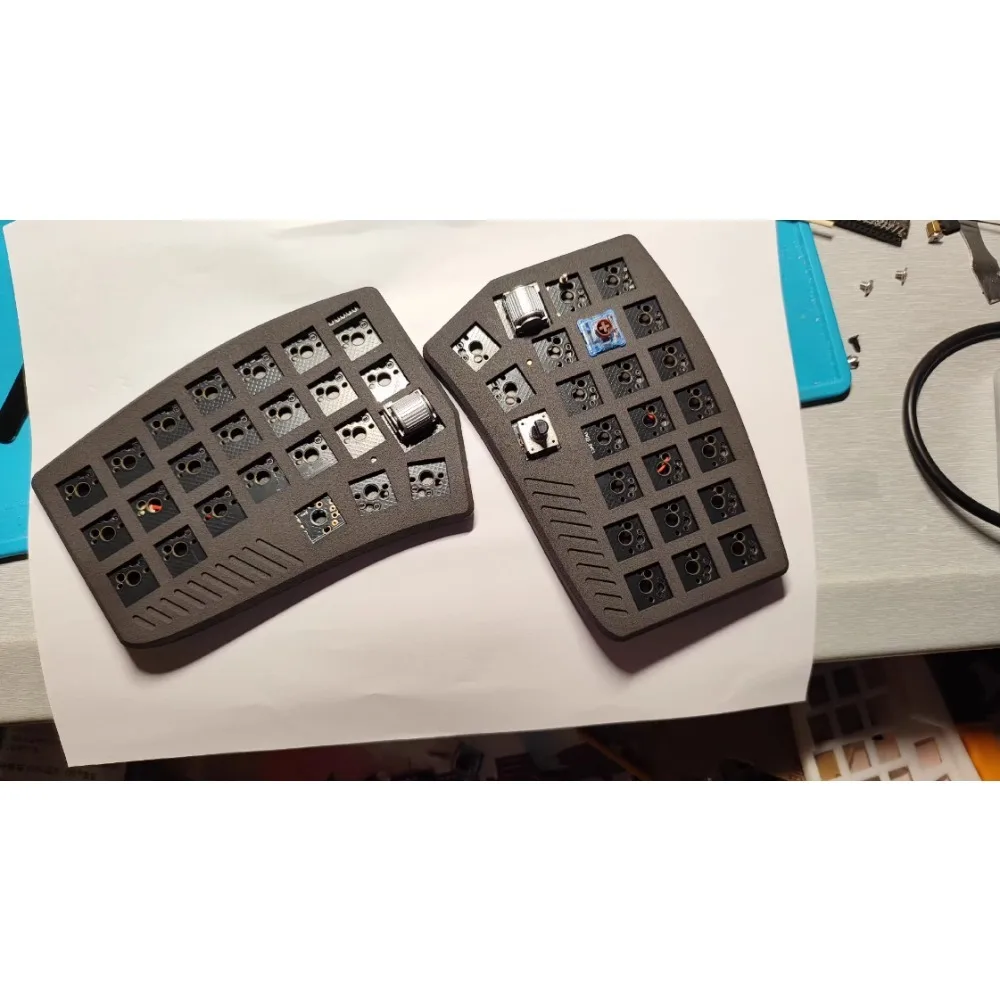 

Разделенная клавиатура AUM, низкопрофильная роликовая ручка, комплект беспроводной клавиатуры Hot SwapZMK, эргономика, хороший вид, игровая клавиатура Choc Switch