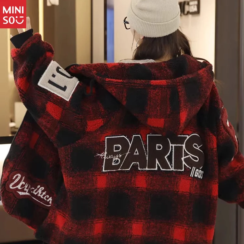 معطف شيربا نسائي منقوش باللون الأحمر من Miniso، سترة سروال قصير بغطاء للرأس على الطراز البريطاني العتيق لفصل الشتاء #4