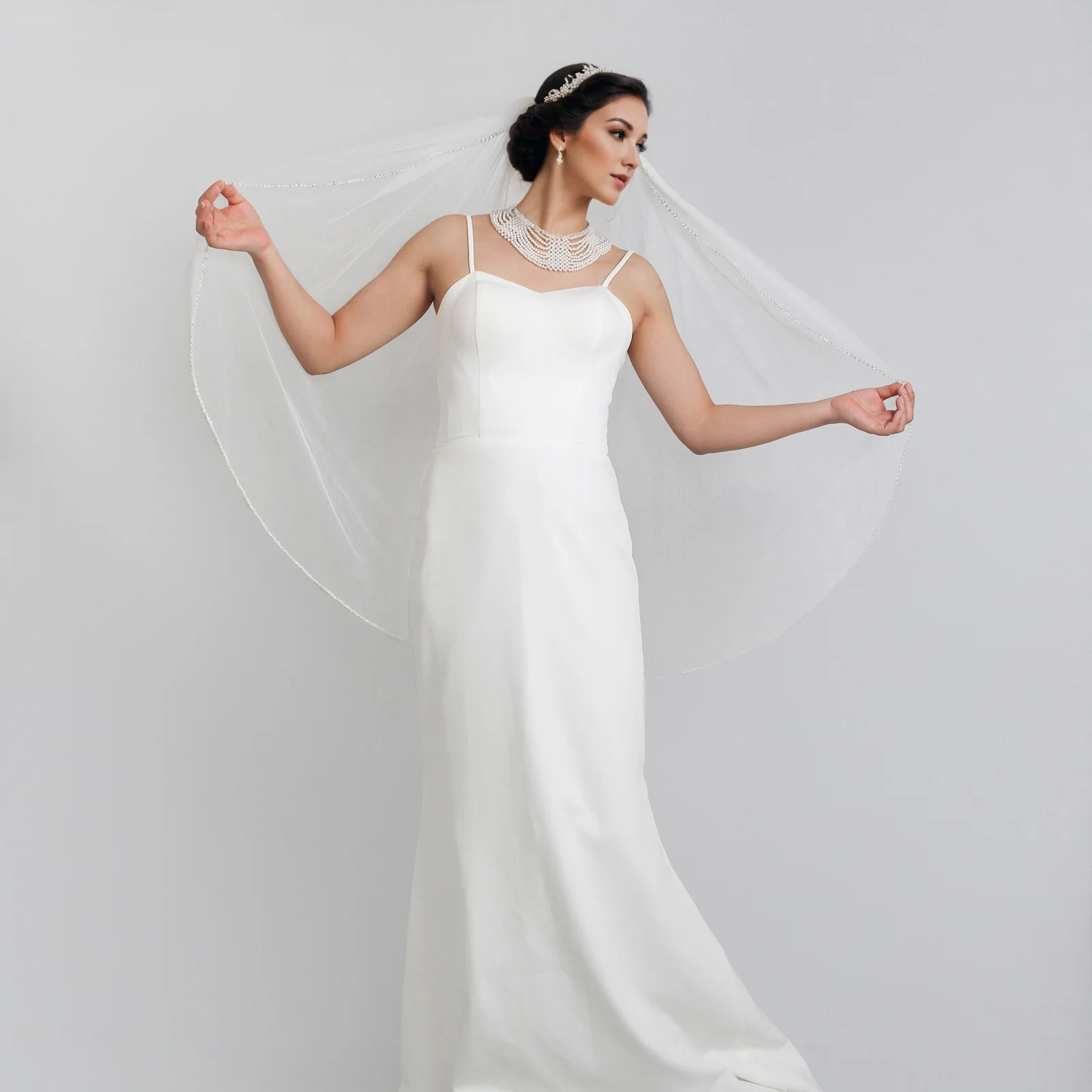 

Белая фата для женщин на свадьбу, классическая белая фата 100 см с кристаллами и блестками по краям, сшитая вручную изысканная и прочная мягкая G64