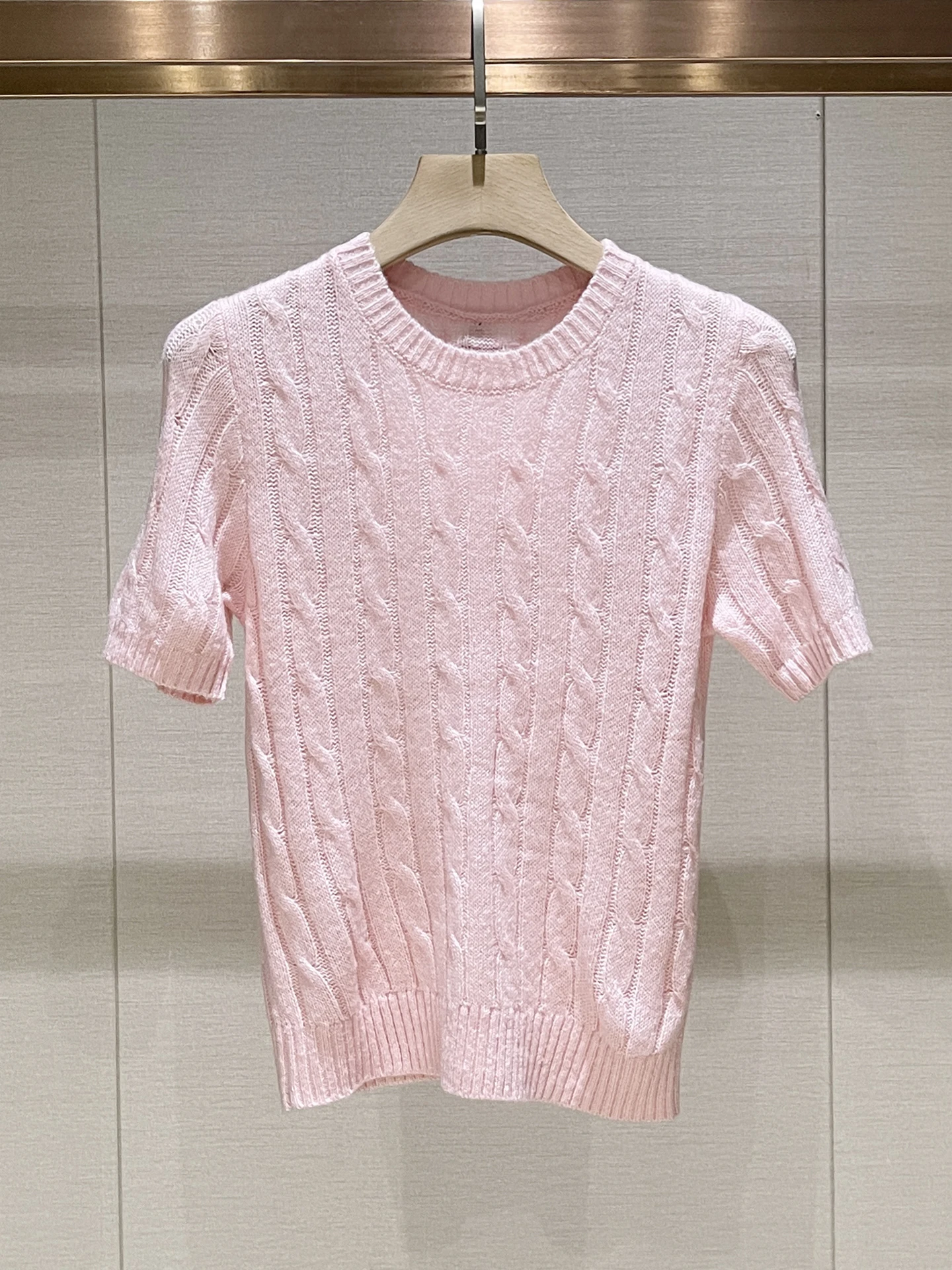 

Весна 2026: Женский повседневный комфортный дышащий розовый трикотажный топ с круглым вырезом и коротким рукавом, облегающий крой