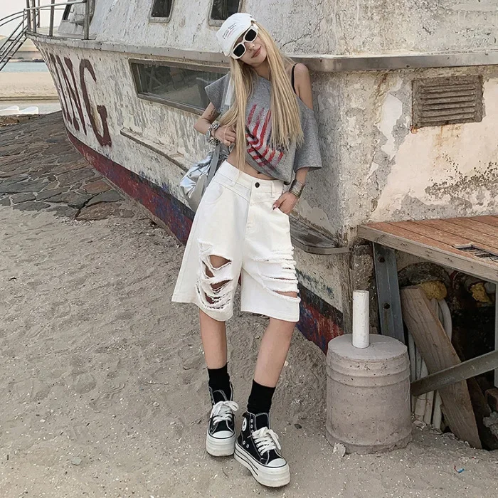 

Рваные джинсы средней длины в американском стиле High Street в стиле ретро. Летние женские модные и индивидуальные свободные джинсовые шорты с прямыми штанинами 2023 года.