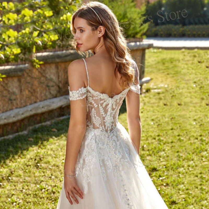 2025 Elegante Sweetheart A Line Abiti da sposa da donna Applicazioni in pizzo Abiti da sposa personalizzati con spalle scoperte Tulle Spacco laterale Dende