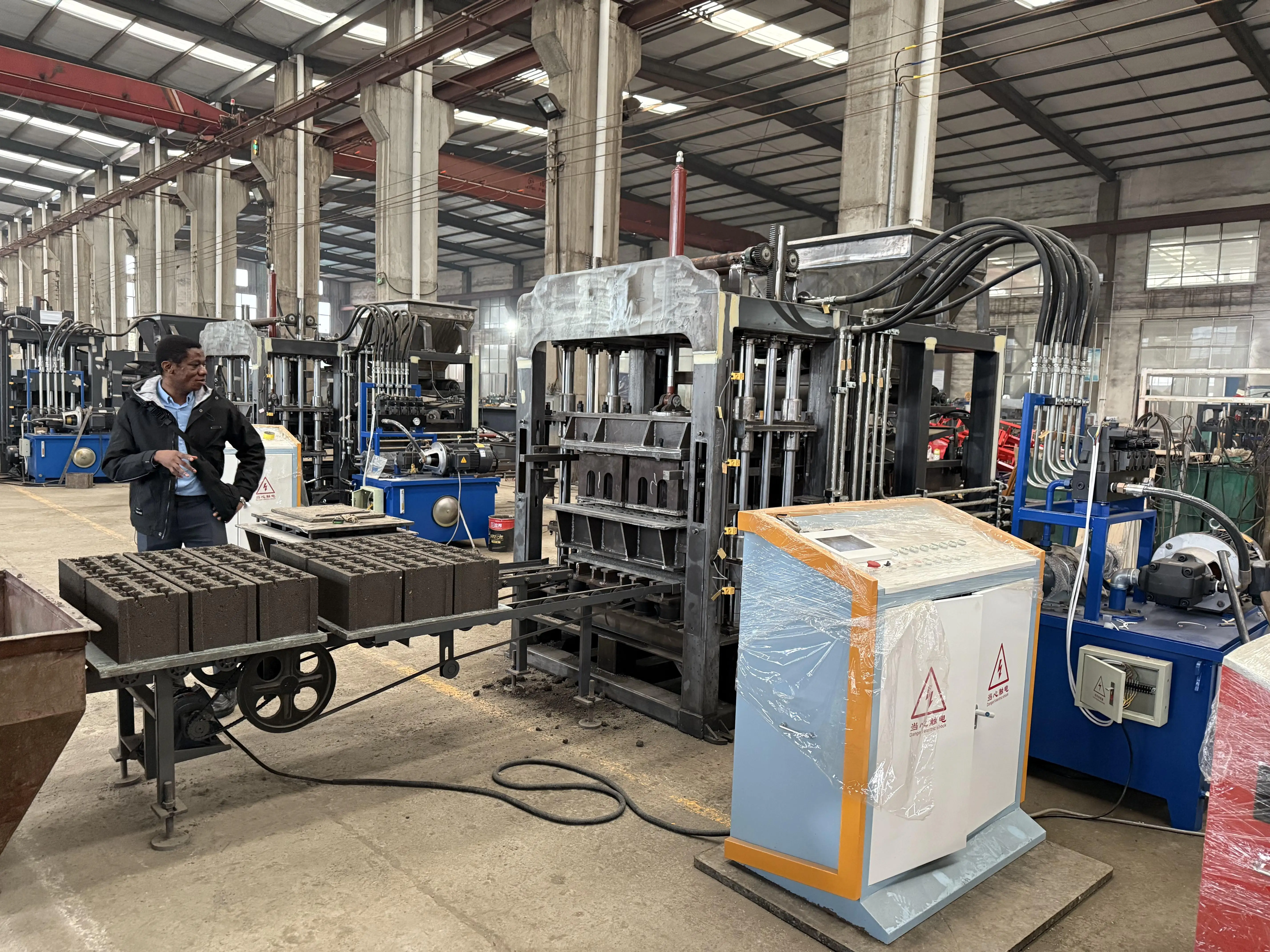QT 6-15 Brick Maker China Block Maker Sells New Mold Cement Clay Concrete Brick Paving Machine