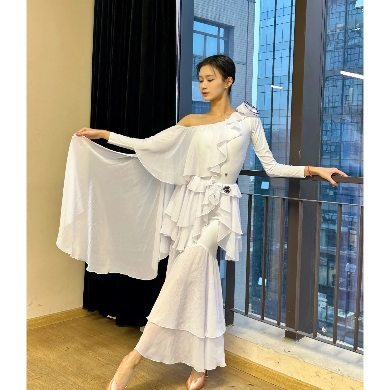 Neue Walzer Ballroom Dance Kleidung Frauen Unregelmäßige Rüschen Tops Rock Weiß Leistung Kostüm Erwachsene Ballroom Dance Kleid BL16797