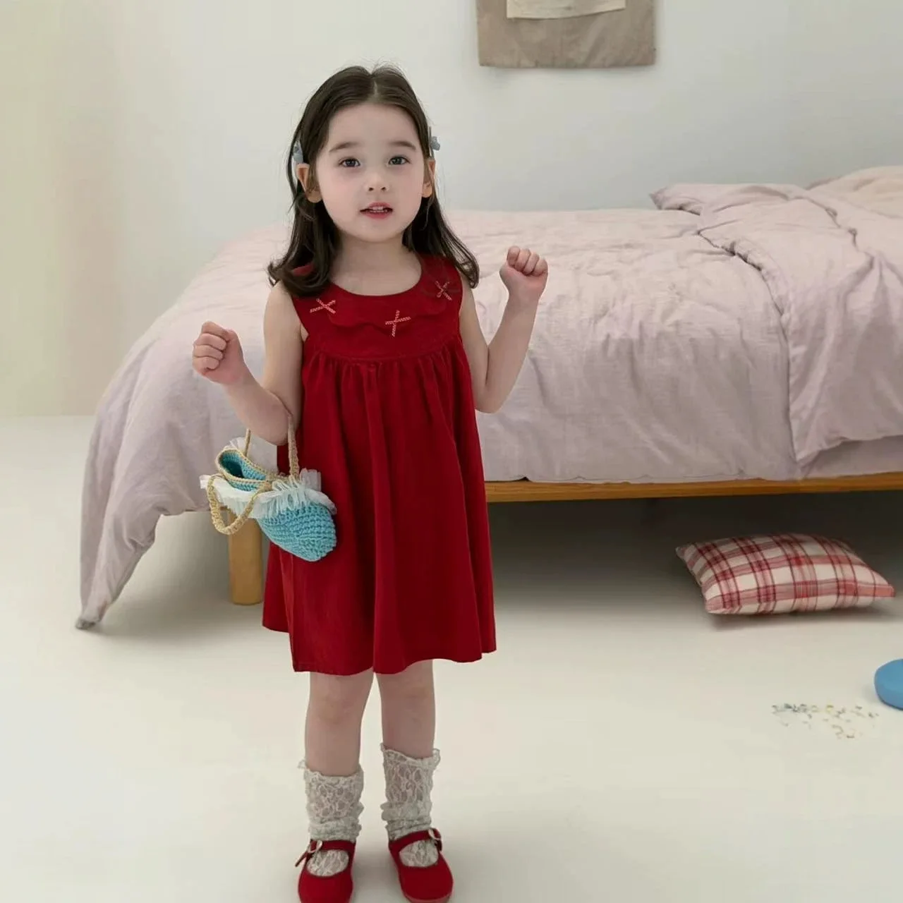 Mädchenkleid 2026 Sommerkleid Neues Stylisches Baby-Mädchen-Kleid mit Rotem Puppenkragen Prinzessinnenkleid