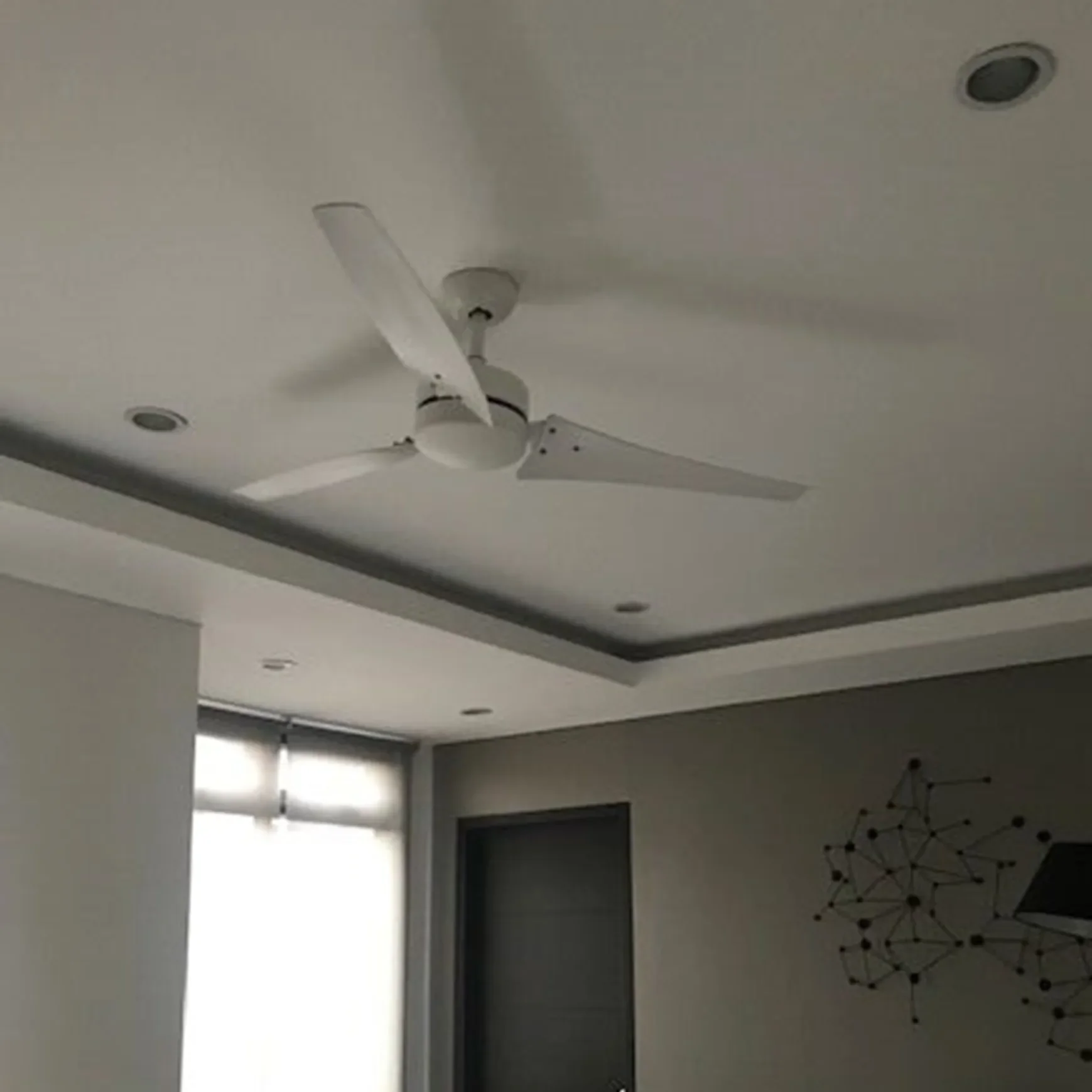 لا تكلفة الكهرباء 42 بوصة مروحة سقف تجارية تعمل بالطاقة الشمسية DC مع نظام البطارية غرفة المعيشة المنزل مروحة سقف بالطاقة الشمسية مع الضوء