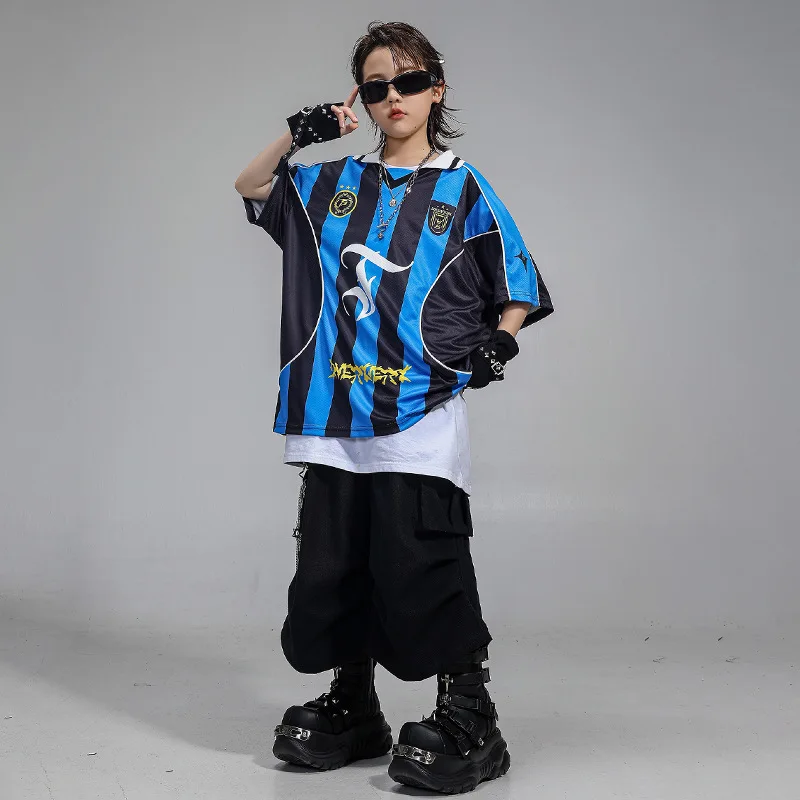 

Детская одежда в стиле хип-хоп Kpop, синяя полосатая футболка с лацканами и воротником, черные повседневные шорты-карго для девочек и мальчиков, одежда для джазовых танцев, костюмная одежда