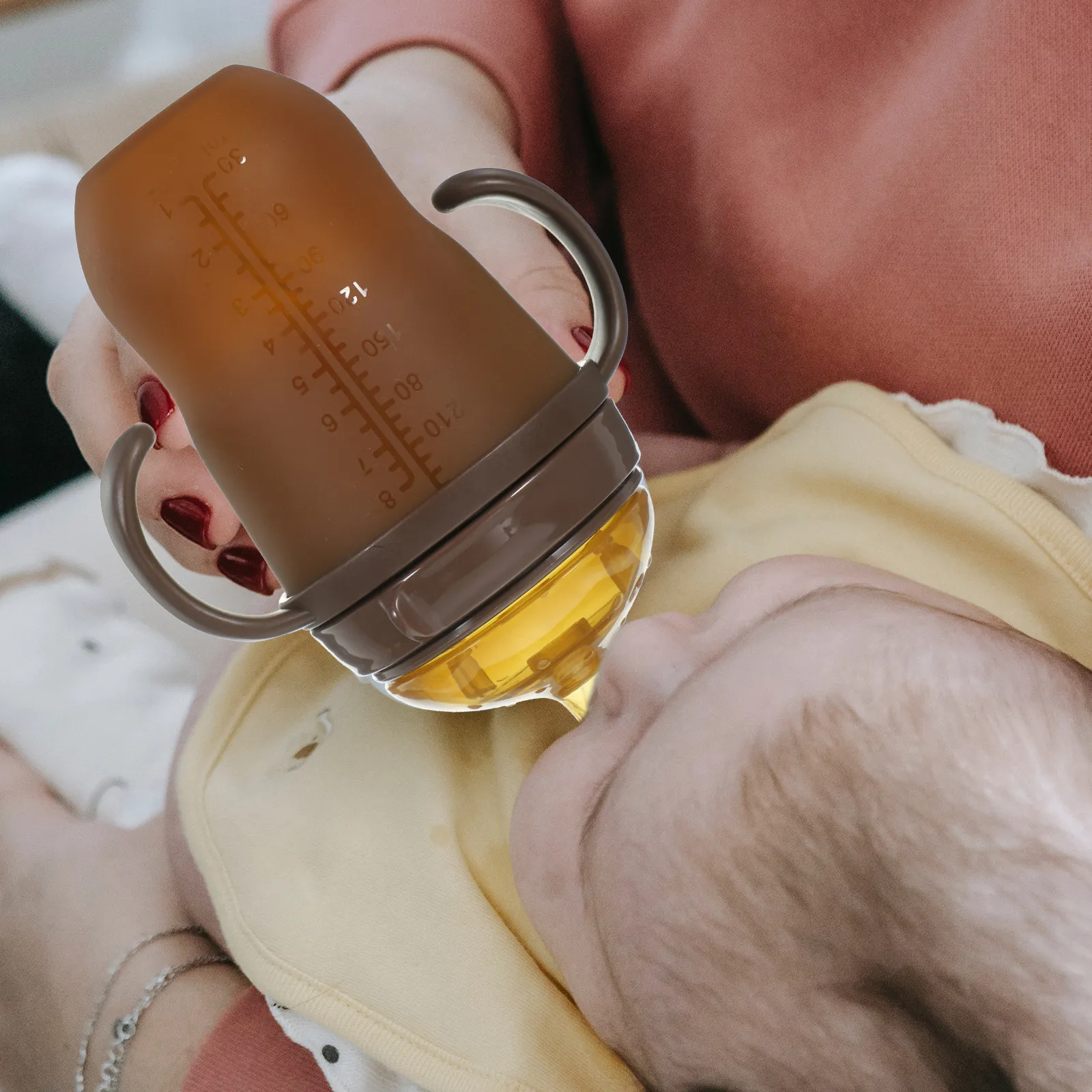 

1Pcs Silicone Feeding Bottle Wide Mouth Nursing Bottle with Anti-Flatulence System Portable Infant Baby Feeder for Travel