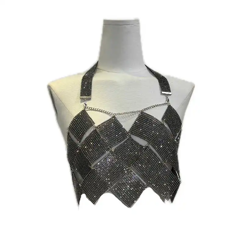 بلوزة نسائية قصيرة أنيقة ومثيرة مرصعة بالألماس بتصميم سلسلة مجوفة وترقيع من الألماس المائي مع حمالات مربعة غير منتظمة