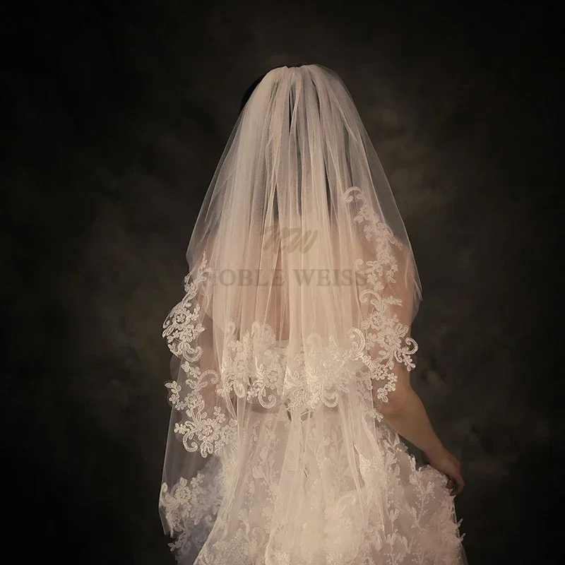 Short Wedding Veil Appliques Edge Wedding Veils with Comb Two Layer Fingertip Veil Short Bride Veils Customized