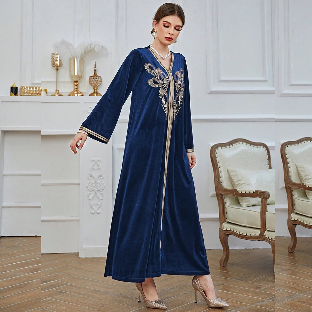 

Женское длинное бархатное платье с аппликацией в мусульманском стиле