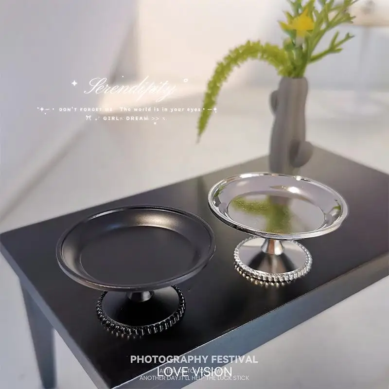 1 قطعة صينية الوجبات الخفيفة المعدنية المصغرة لبيت الدمى وصينية الكعك والمعجنات/نموذج طبق خافت للعب ملحقات الطعام لعبة