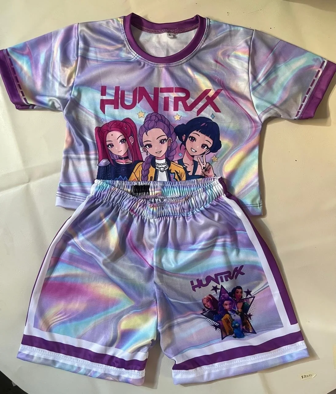 Versão coreana do conjunto de pijamas para adultos e crianças, composto por camisetas de manga curta e shorts.