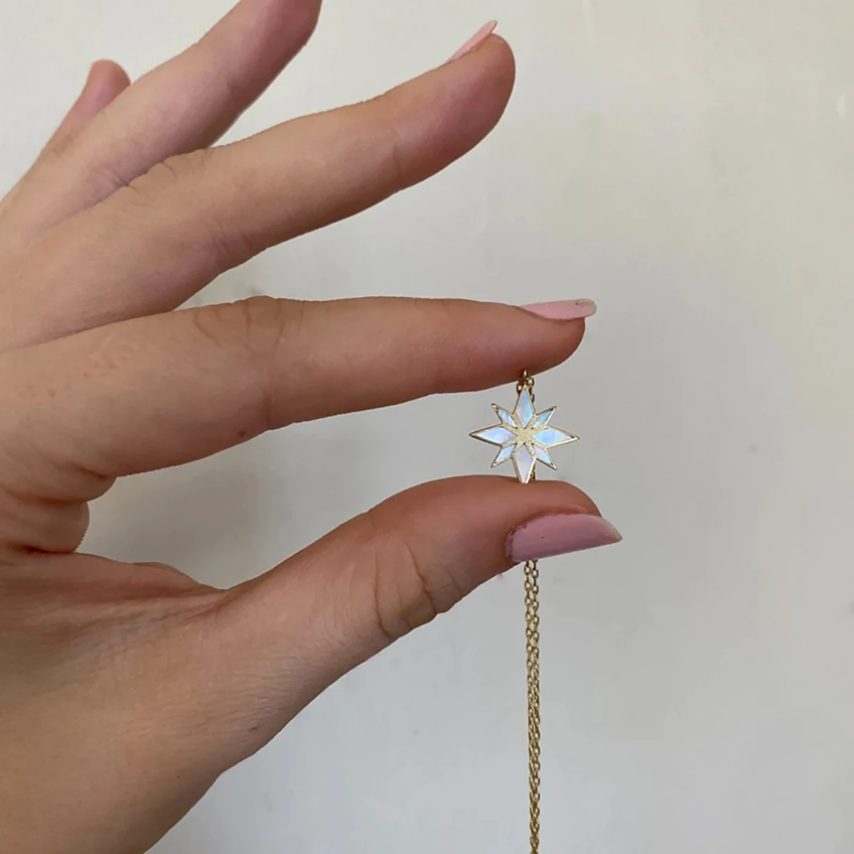 Stainless Steel Snowflake Pendant Necklace Shell Inlaid Exquisite Sweater Chain for Women Jewelry Gift Waterproof