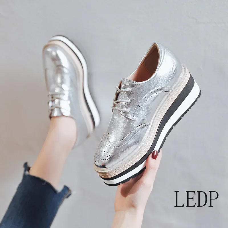 

Женская обувь на толстой подошве и спортивном каблуке с неглубоким горлышком и резьбой по блоке с круглым носком, модная универсальная обувь