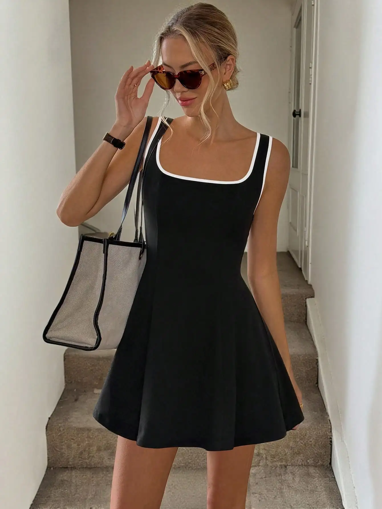 

Черное мини-платье А-силуэта с квадратным вырезом и белой отделкой, повседневный крой