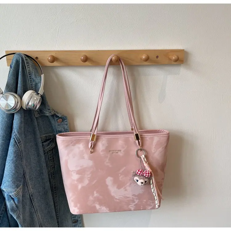 

2025 Summer 232 New Handbag with Pendant Simple Medium Zipper Autumn Fashion Shoulder Bag Tote Bag