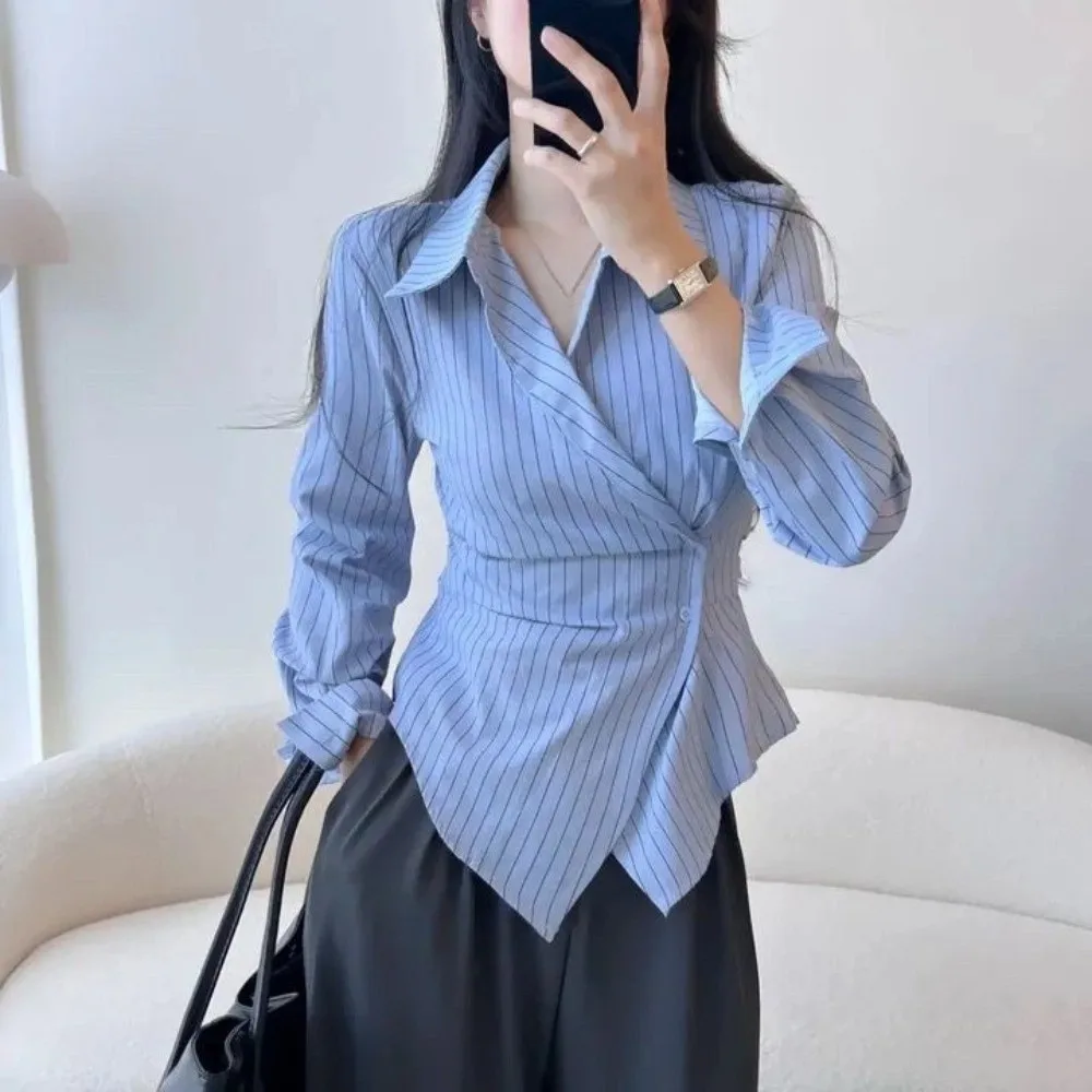 بلوزة نسائية قصيرة مخططة باللون الأزرق على شكل حرف v على الطراز الكوري قمصان بأكمام طويلة بقصة ضيقة ملابس الشارع الشهير قمصان بأزرار ضيقة للسفر
