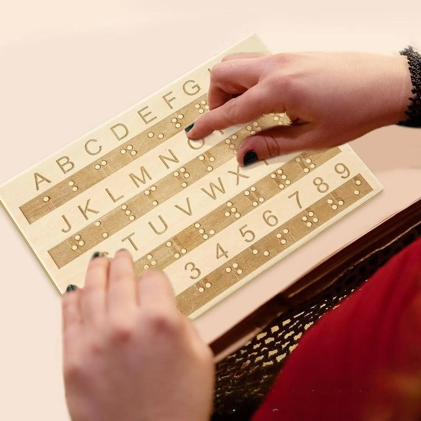 Braille Alphabet Board Strumento educativo Sussidio didattico a base di tocco Scheda di apprendimento portatile con punti rialzati per studenti adulti